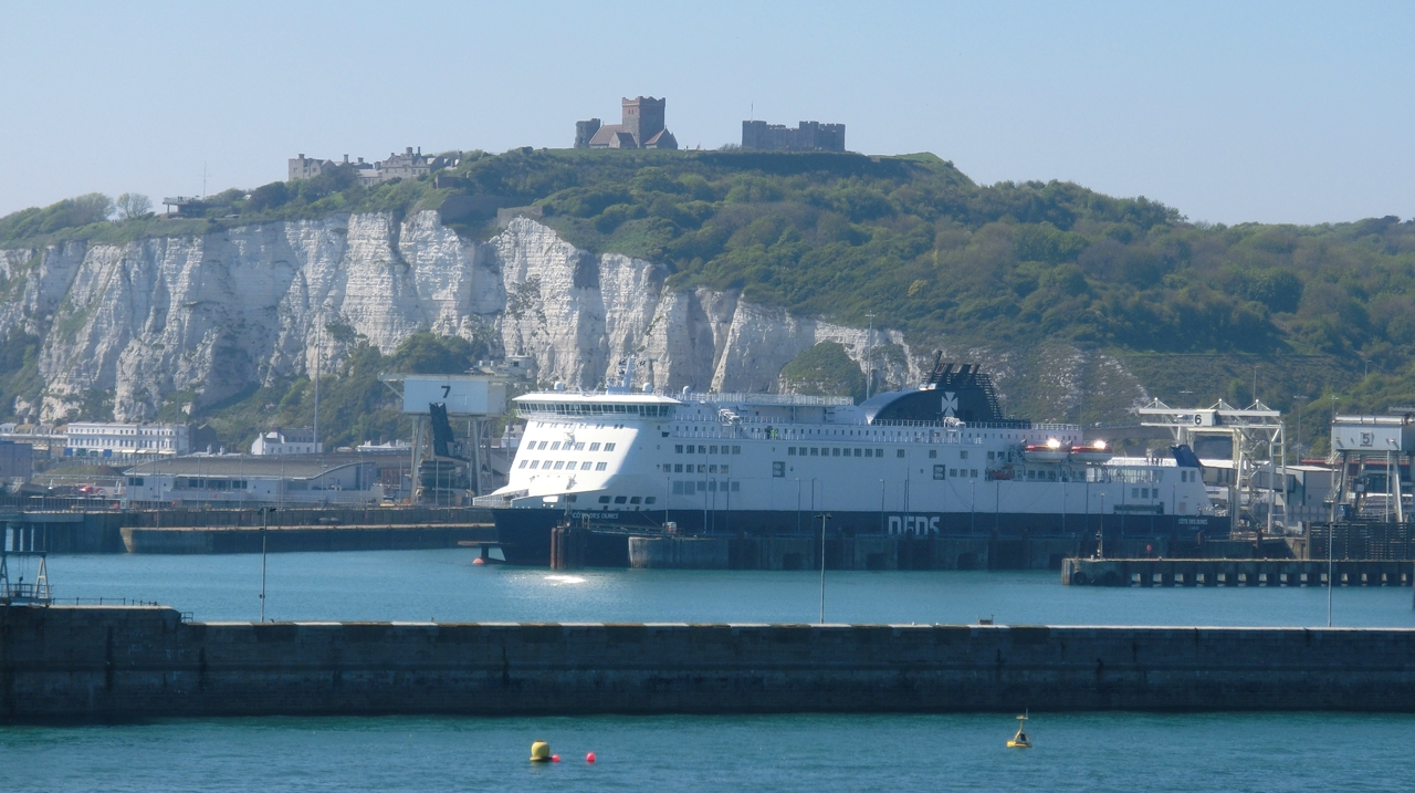 Dover Castle über dem Hafen
