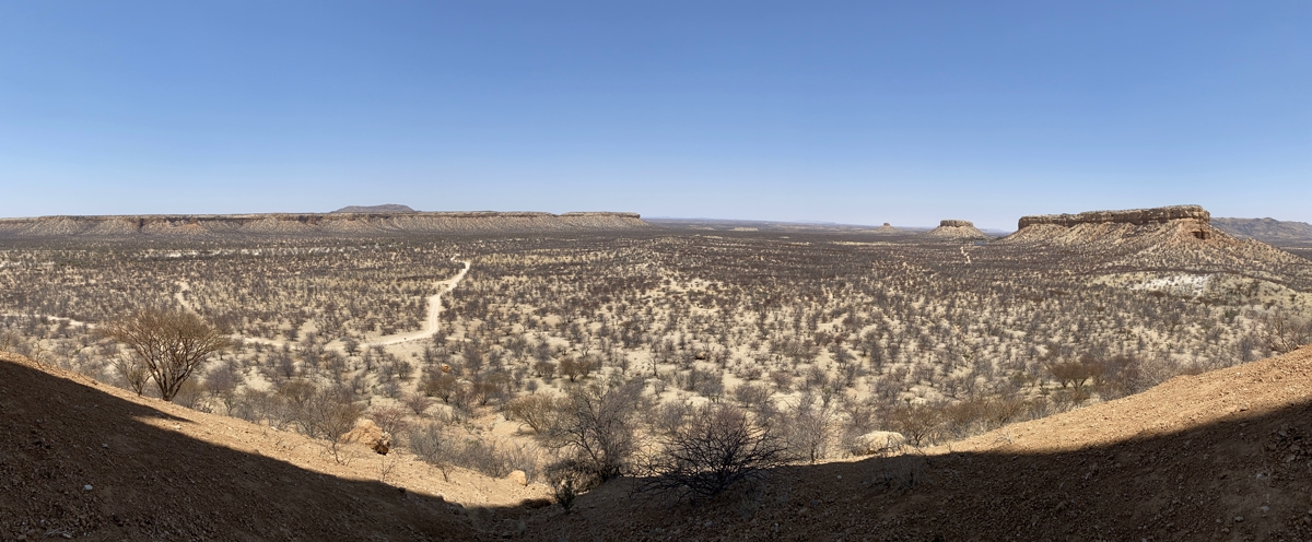 Blick von der Fingerklippe aus auf das Ugab Tal und die Plateau-Berge