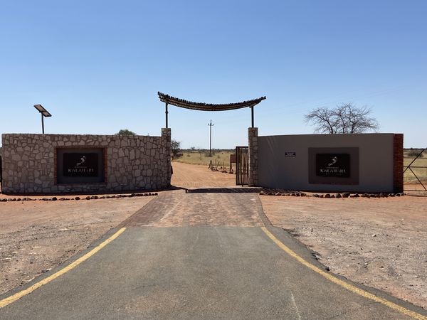 Einfahrt zur Anib Kalahari Lodge