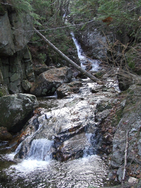 Ein Wasserfall auf dem Mount Willard Trail