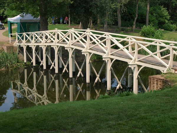Brücke im Painshill Park