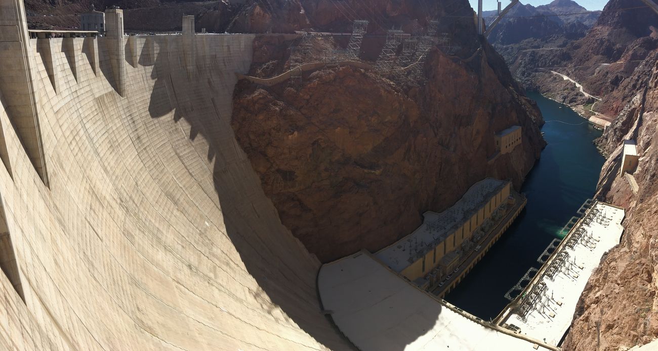 Blick den Hoover Dam runter